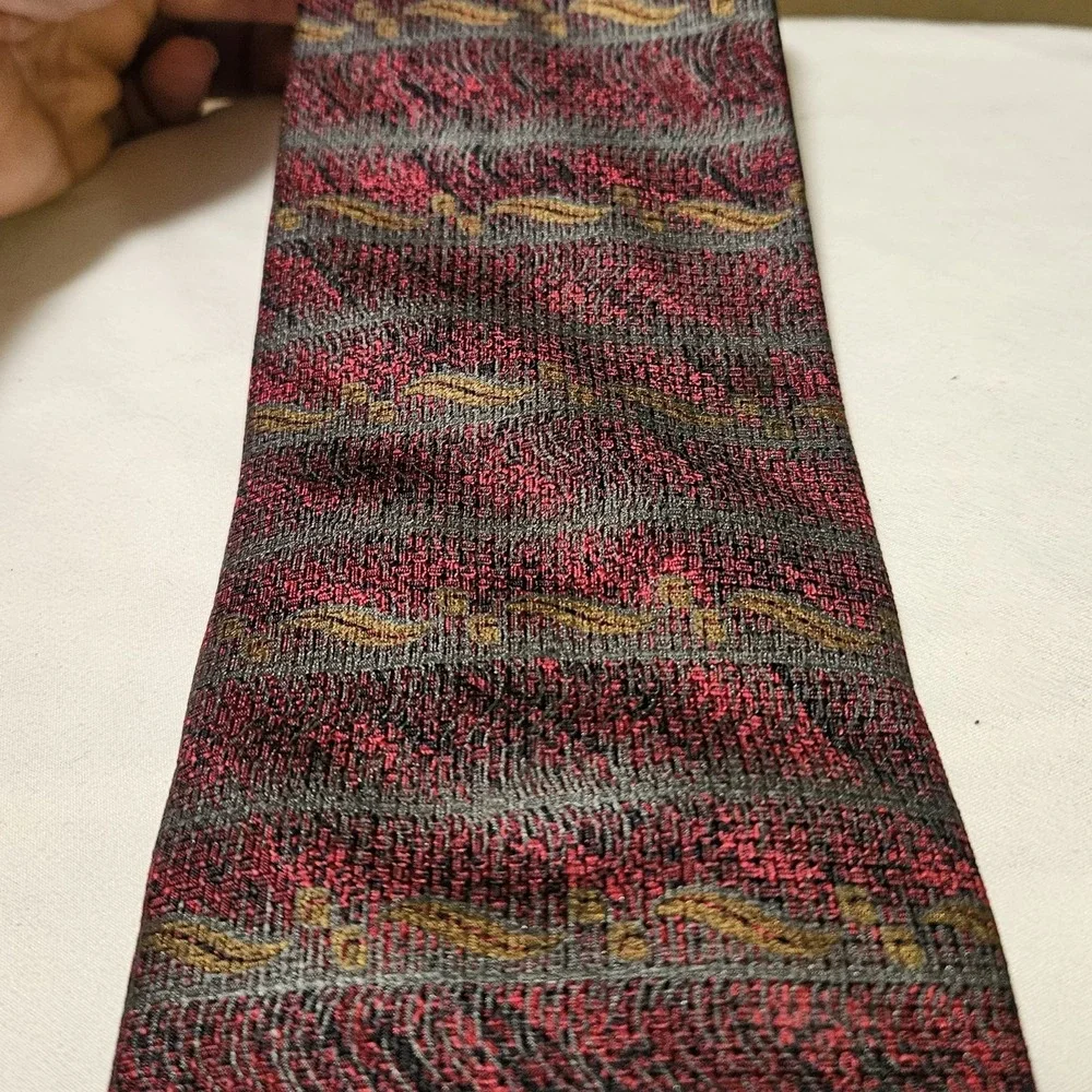 J.‎ Rich Tie